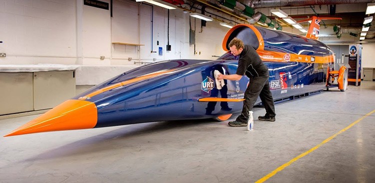 Bloodhound SSC планирует побить установленный рекорд скорости и преодолеть планку в 1600 км/ч, для чего на нём установлен сверхзвуковой двигатель