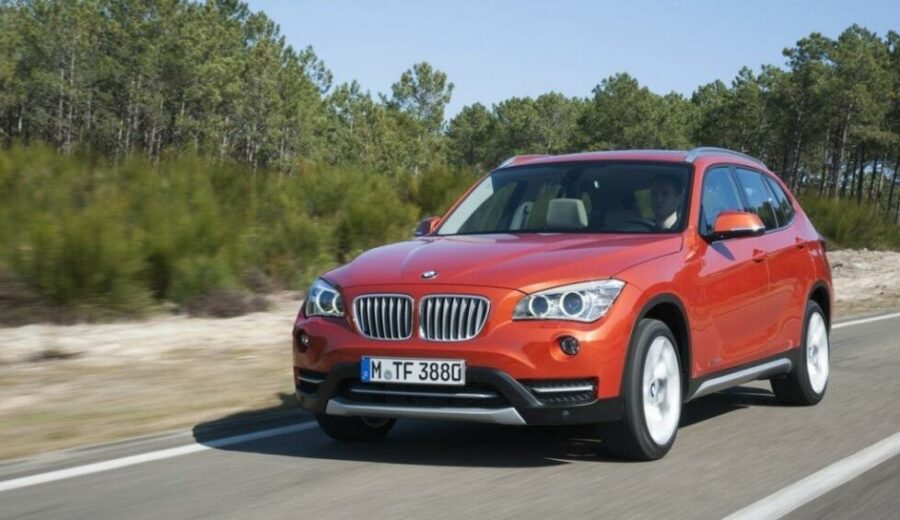 bmw_x1 созданный немецкой компанией молодежно-премиальный кроссовер BMW X1. В нем отлично сочетается грузоподъемность